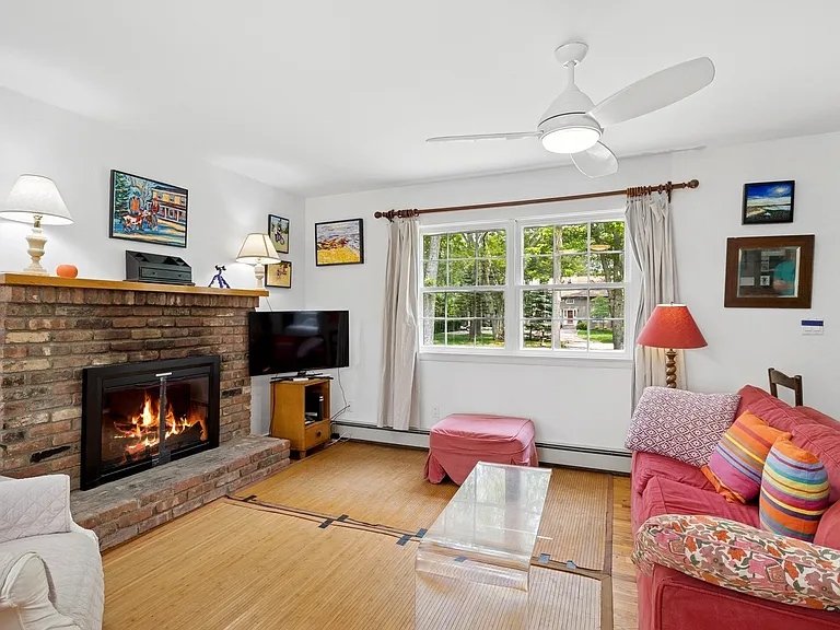 232 Norfolk Dr — Photo 3