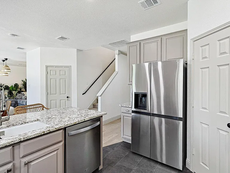 1049 Pullman Dr — Photo 20