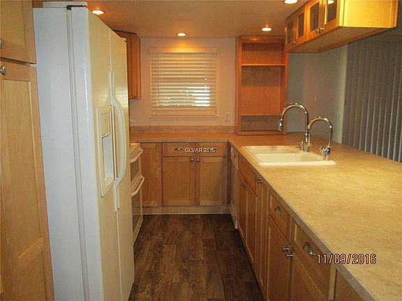 5th image of 525 Oakwood Ct #0