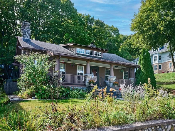 78 Hitchcock St, Holyoke, MA 01040