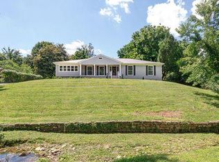 3733 Canoe Ln, Rolling Fields, KY 40207
