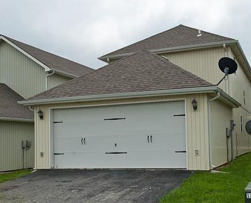 2nd image of 318 NE Coldwater Creek Dr