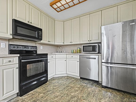 5th image of 32 Brenner Avenue