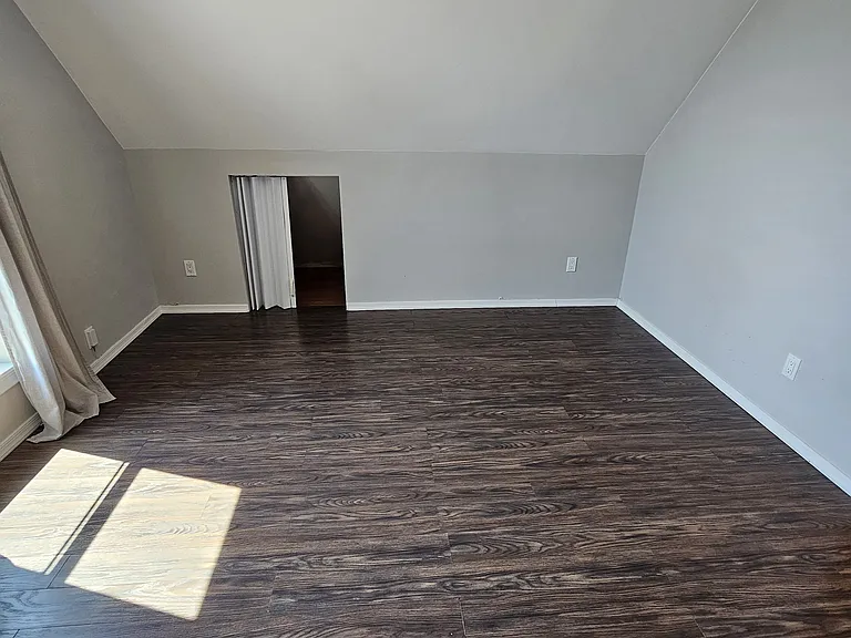 2116 Voorhies Ave #4 — Photo 3