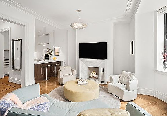 4th image of 235 W 75th St #504