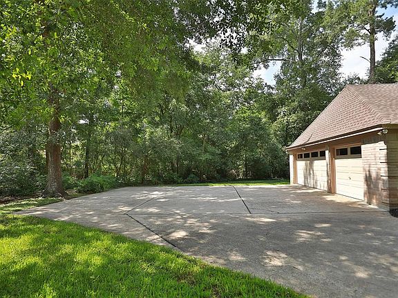 DRIVEWAY - Has plenty of parking space for guests. Would also make a great play area.