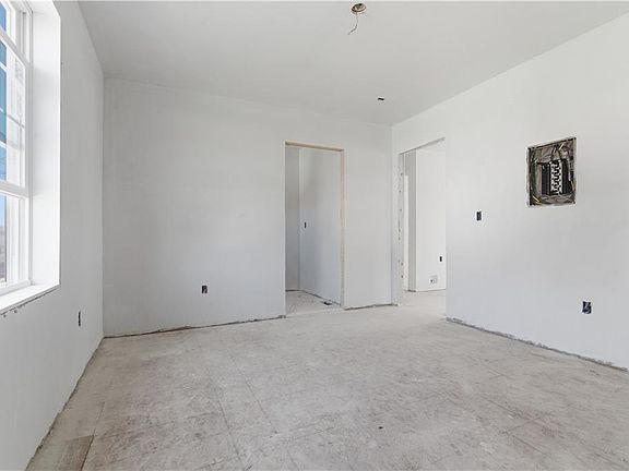5th image of 34 Vine St