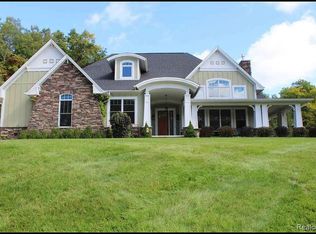9328 Grand Summit Dr, Fenton, MI 48430