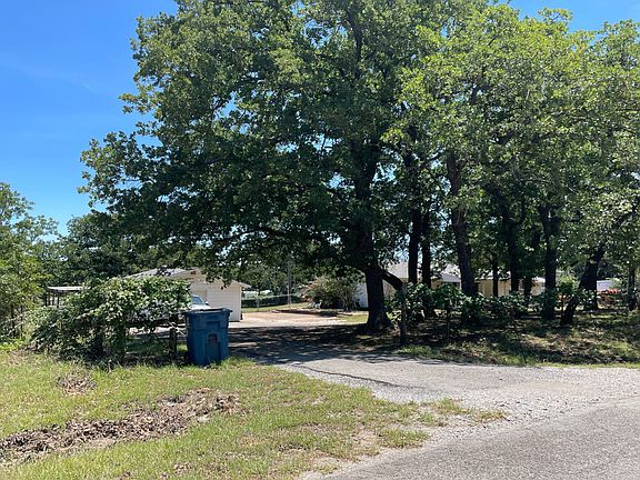 3rd image of 150 Briar Oaks Dr