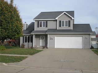 606 E 15th St, Pella, IA 50219