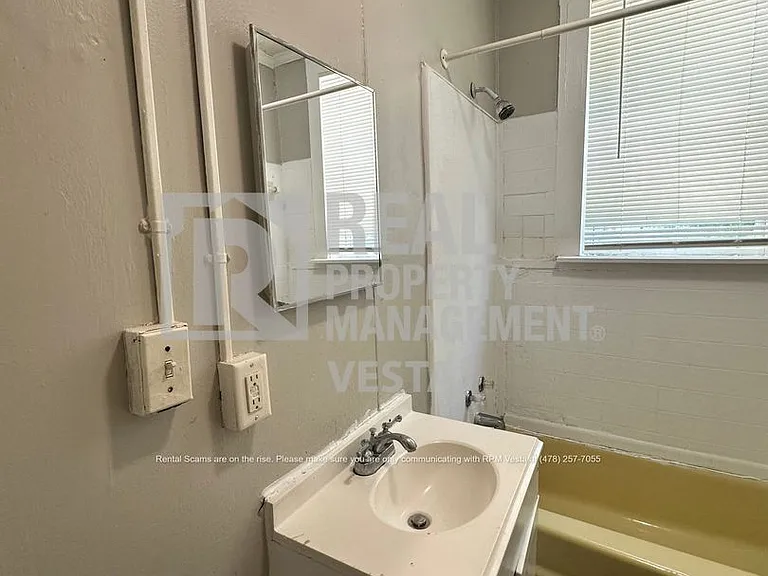 1596 Burton Ave — Photo 10