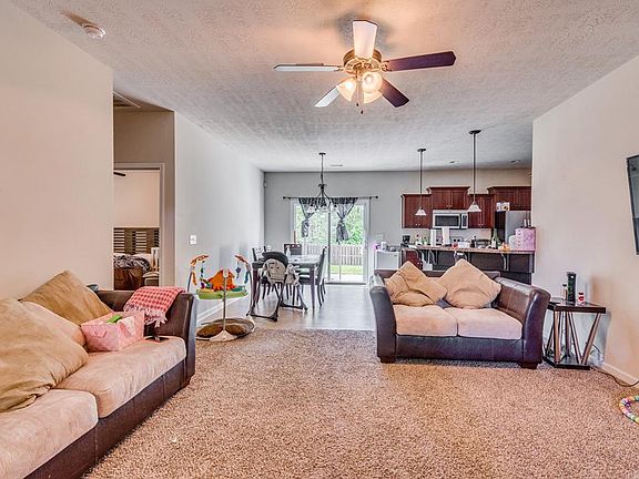 5th image of 875 Westlawn Dr