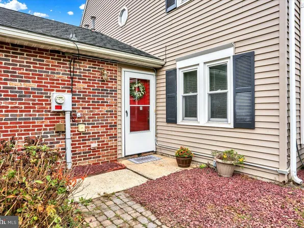 211 Adams Dr, Womelsdorf, PA 19567
