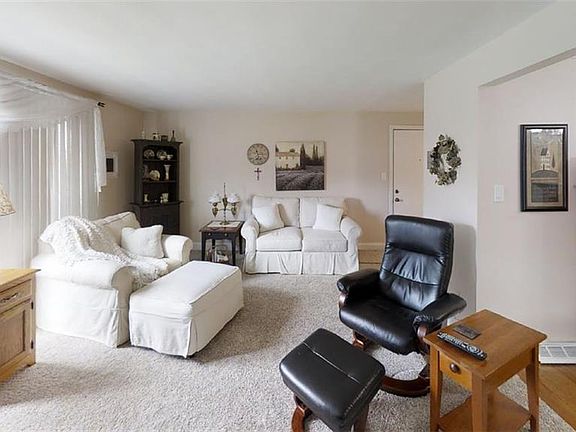 2nd image of 95 Carriage Dr APT 6