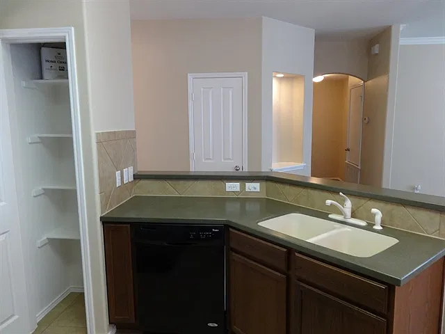 3 bed, 2.0 bath, 1740 sqft, $1,965 — Photo 3