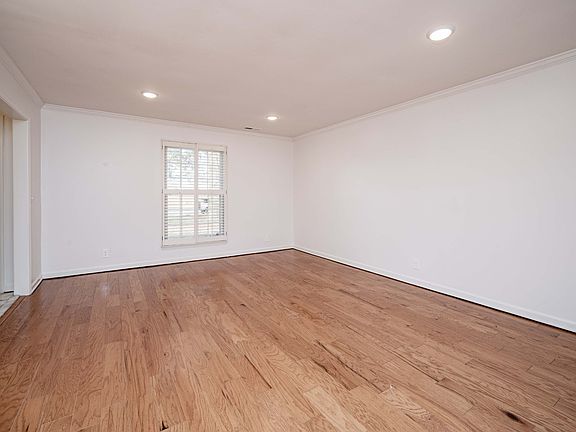 3rd image of 1002 E Northfield Blvd APT L101