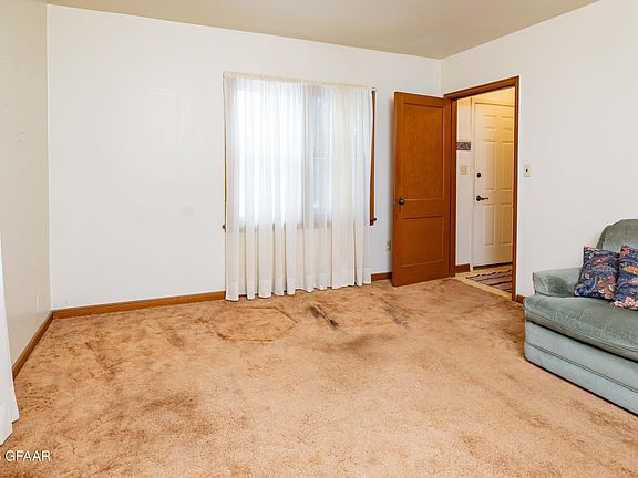 4th image of 621 10th Ave S