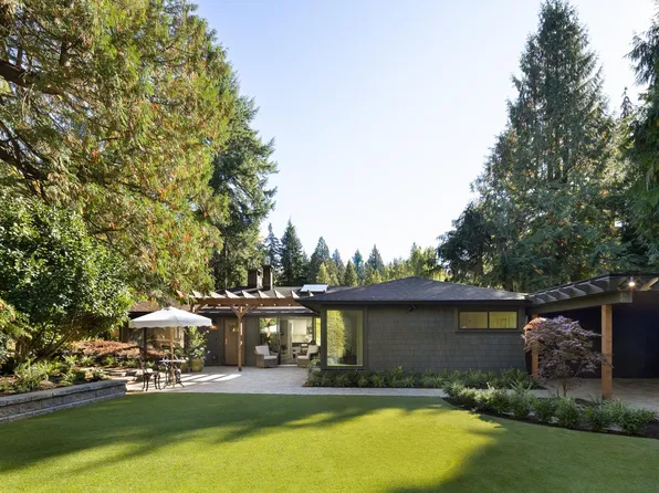 5075 Howe Sound Ln, West Vancouver, BC V7W 1L4