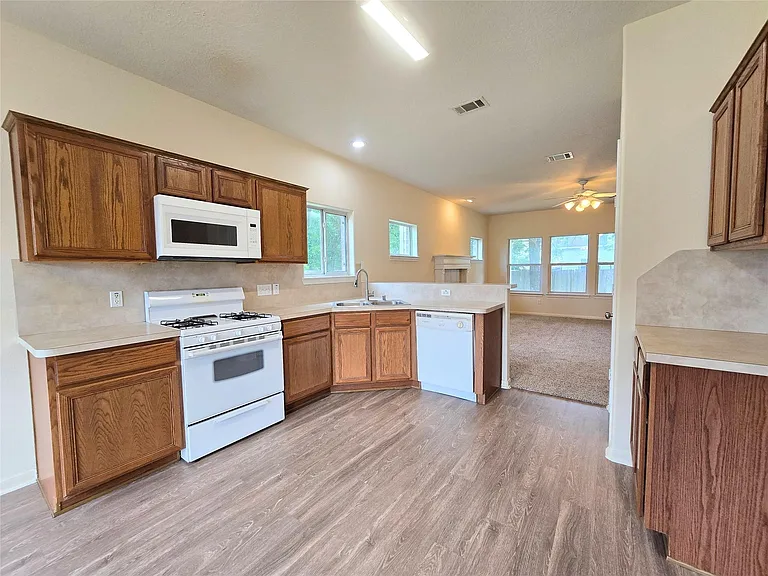 802 Marksey Ct — Photo 9