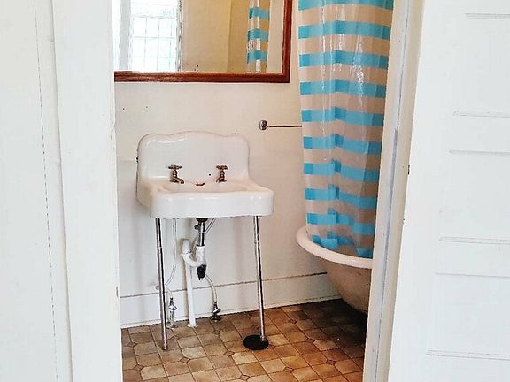 3rd image of 118 N Lincoln Blvd #16860983