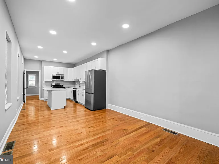 1011 W 5th St — Photo 7