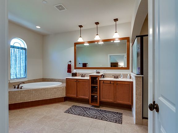 3rd image of 907 Brook Forest Ln
