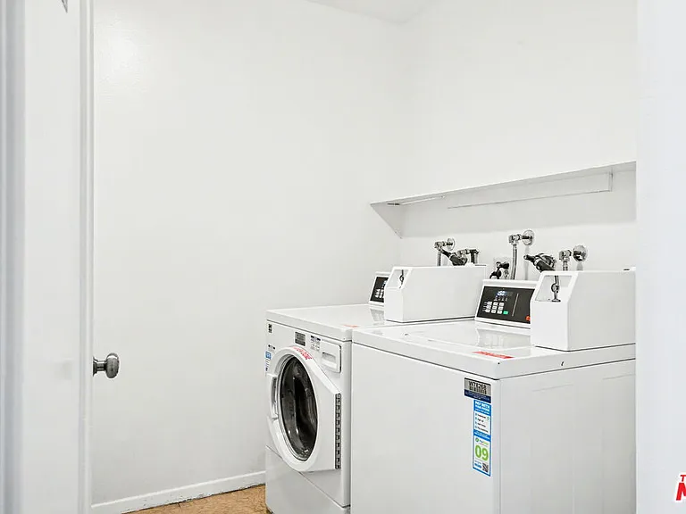 521 Montana Ave #301 — Photo 29