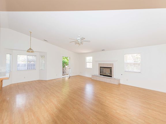 4th image of 425 Mooncrest Ln