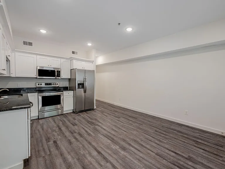 811 Douglas St #107 — Photo 4