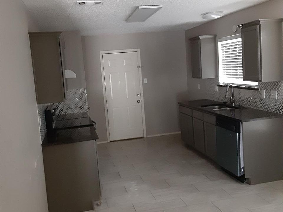 2nd image of 2315 Summit Ln #2315