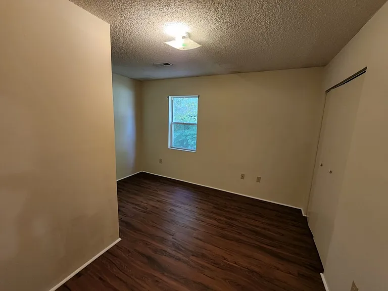 209 E Broad St — Photo 3