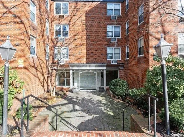 195 S Middle Neck Road #2F, Great Neck, NY 11021
