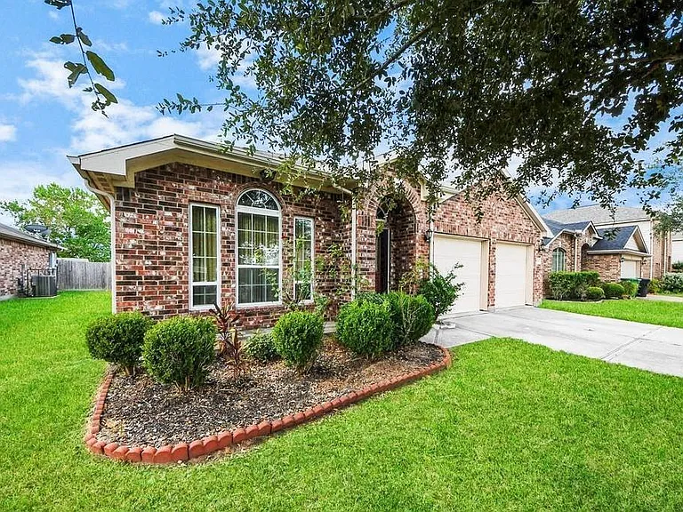 13918 Goodridge Dr — Photo 3