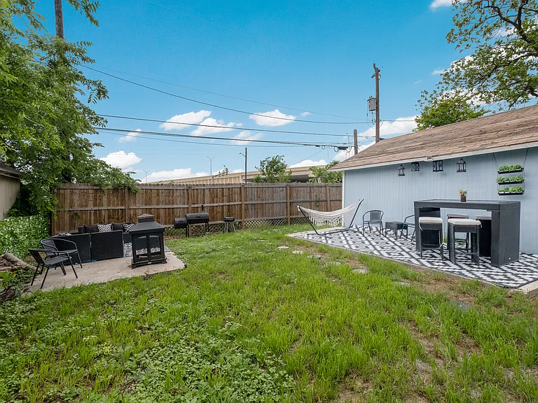 1318 Edison Dr — Photo 13