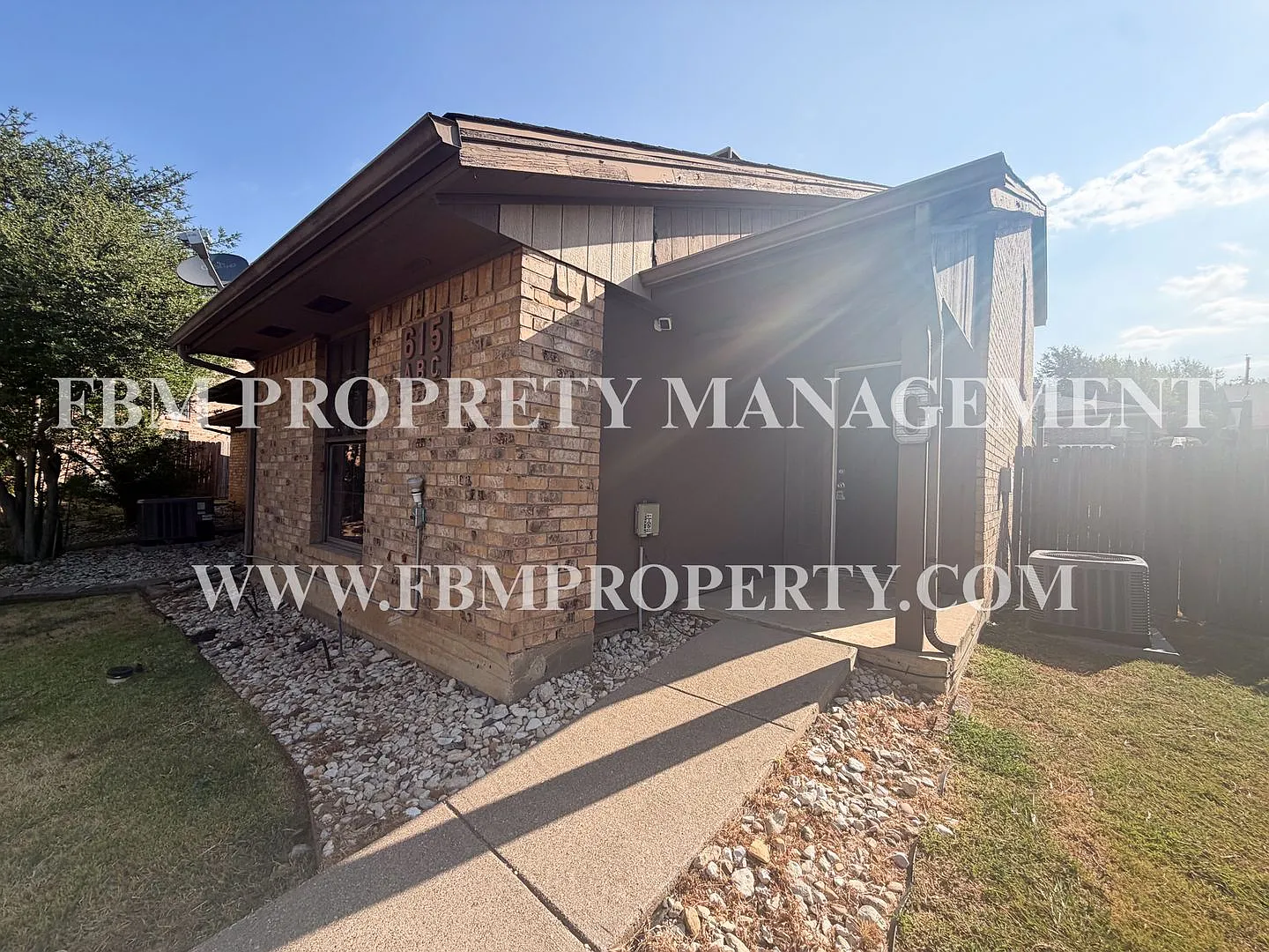615 Lost Springs Spacious 2 Bedroom, 2 Bathroom Triplex Home in Arlington, TX! — Photo 1