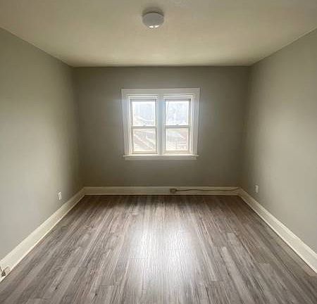 2nd image of 195 Courtland Ave E #3