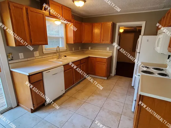 11121 E 56th Ter, Raytown, MO 64133