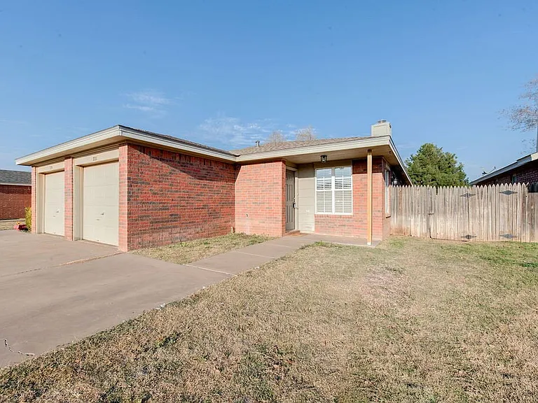 221 Grover Ave — Photo 2