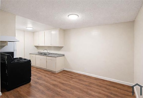 5th image of 2715 S Cloverdale Ave #4