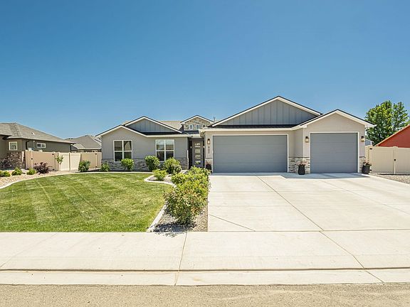 3rd image of 902 Cresthaven Dr