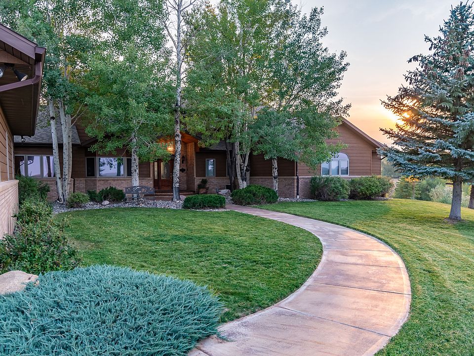 1st image of 25 Saddle Hill Ln