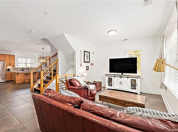 3rd image of 253 Harbour Place Dr