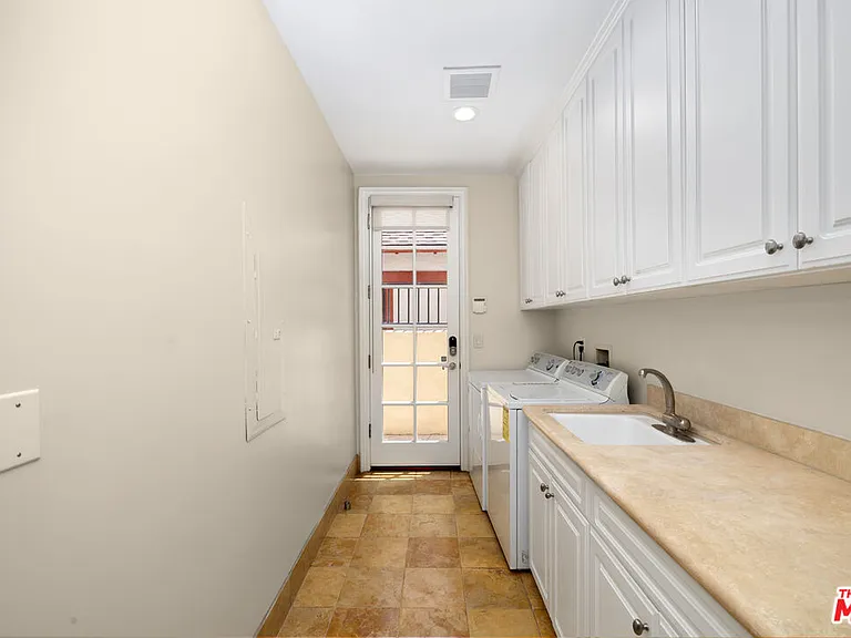 314 N Palm Dr — Photo 42