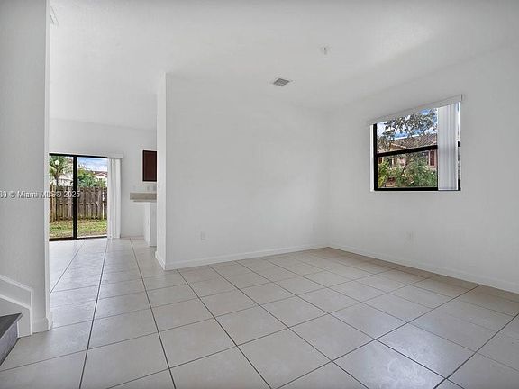 4th image of 126 SE 37th Pl Unit 126