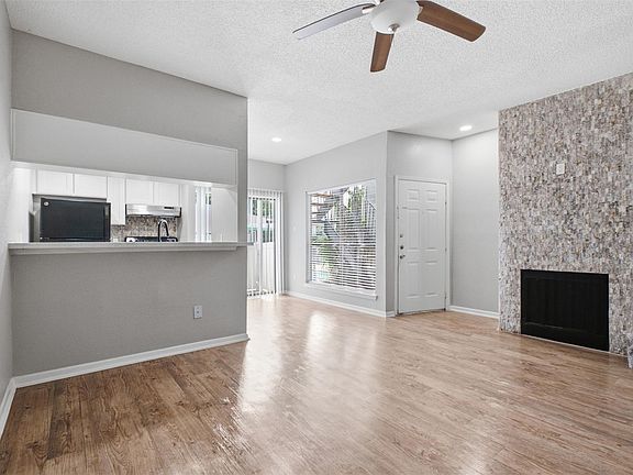5th image of 3754 Tanglewilde St #C3