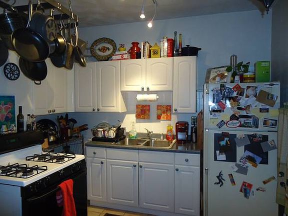 kitchen comes with pot rack