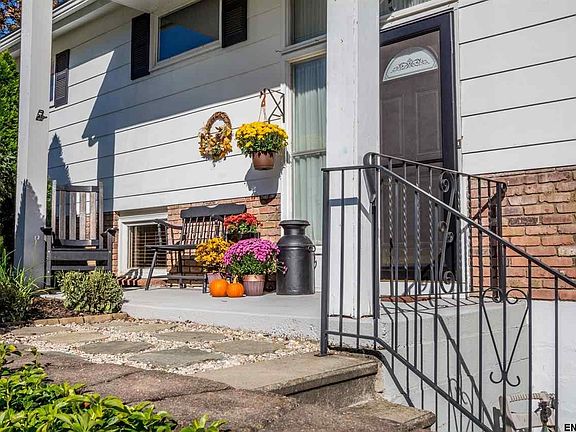 3rd image of 10 Greenway Dr