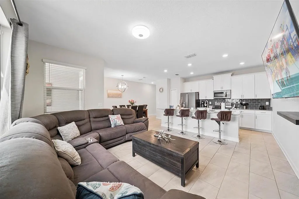 4 bed, 3.0 bath, 1914 sqft, $3,000 — Photo 2