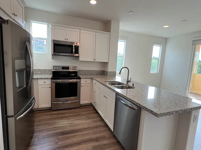 2418 S Fremont Ave #10 — Photo 6