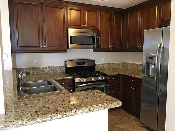 Kitchen w/ stainless steel